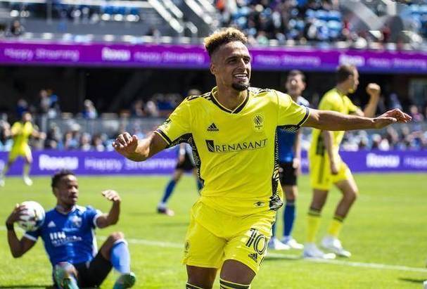 比利亚雷亚尔主场迎战强敌，斩获一胜为目标