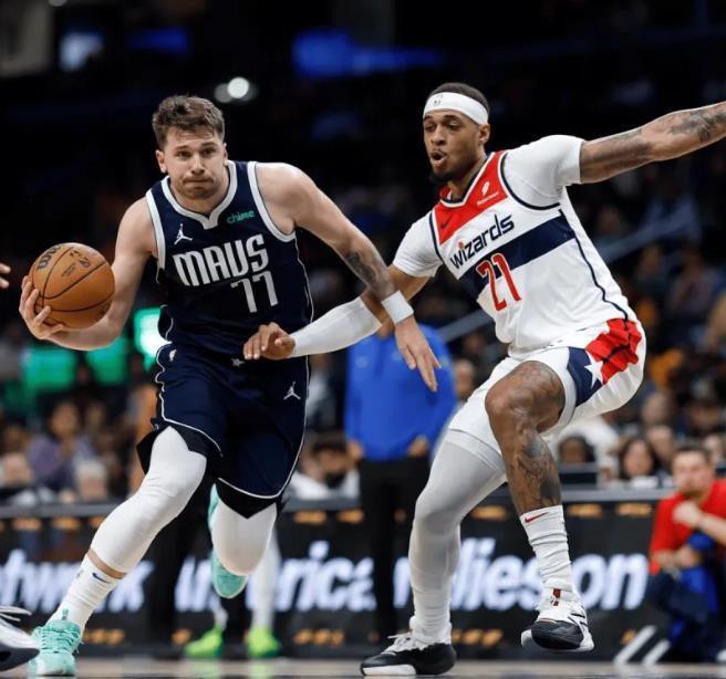 包含乒超联赛战况：达拉斯独行侠防线稳固，巴黎圣日耳曼进攻受阻，罗德里成最佳的词条